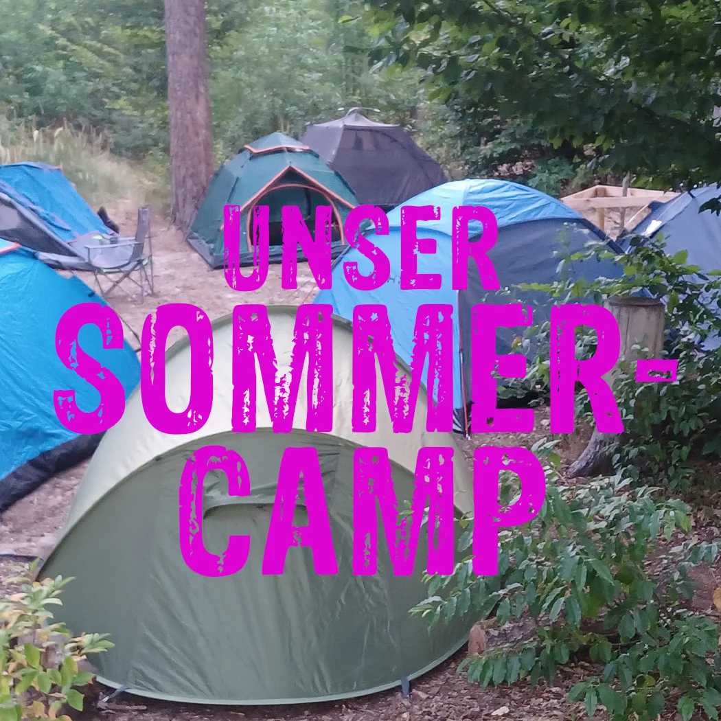 Mehrere bunte Zelte auf einer Waldlichtung, im Vordergrund ein grünes Zelt, darüber großer pinker Schriftzug UNSER SOMMERCAMP